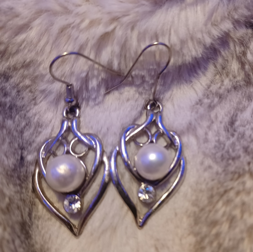 Pretty peal dangle earings